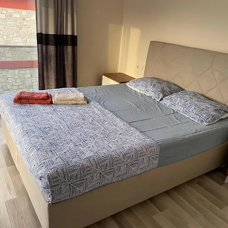 Cesme-muestakil Oezel Havuzlu 4 Arti 1 * Çeşme