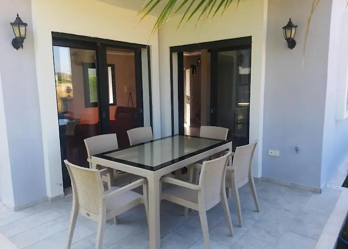 Cesme-muestakil Oezel Havuzlu 4 Arti 1 Villa