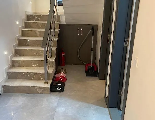 Cesme-muestakil Oezel Havuzlu 4 Arti 1 Villa