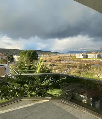 Cesme-muestakil Oezel Havuzlu 4 Arti 1 Villa Çeşme