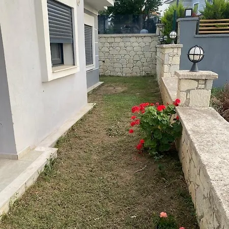 Cesme-muestakil Oezel Havuzlu 4 Arti 1 Βίλα