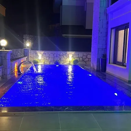Cesme-muestakil Oezel Havuzlu 4 Arti 1 * Cesme