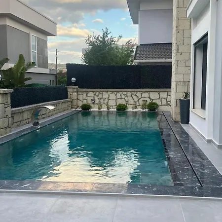 Cesme-muestakil Oezel Havuzlu 4 Arti 1 Villa