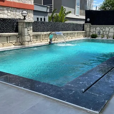 Cesme-muestakil Oezel Havuzlu 4 Arti 1 Villa Cesme
