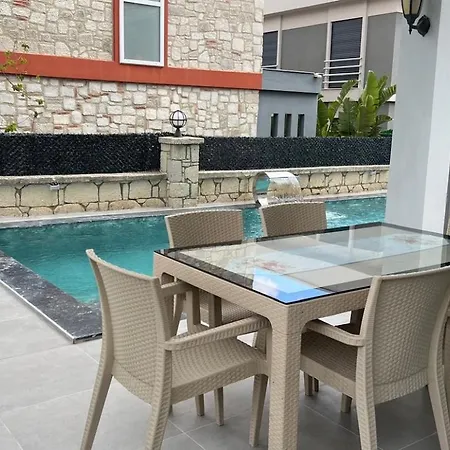 Cesme-muestakil Oezel Havuzlu 4 Arti 1 Villa *