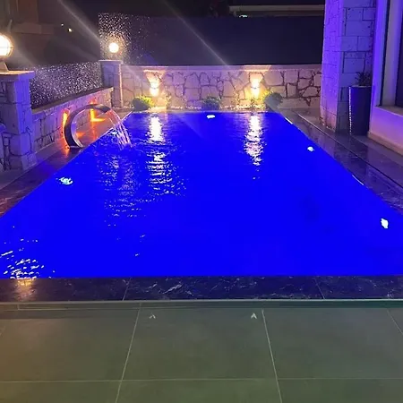 Cesme-muestakil Oezel Havuzlu 4 Arti 1 Cesme