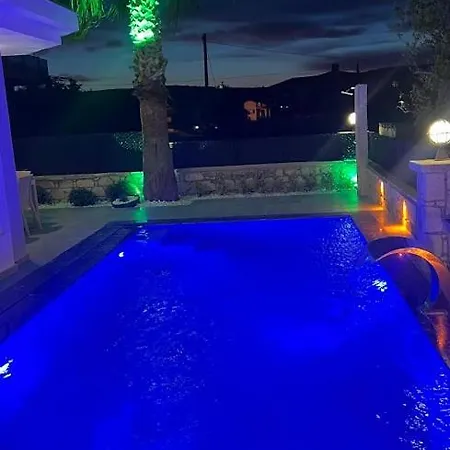 Cesme-muestakil Oezel Havuzlu 4 Arti 1 Villa *