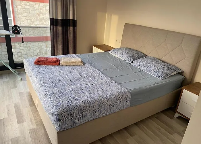 Cesme-muestakil Oezel Havuzlu 4 Arti 1 * Çeşme